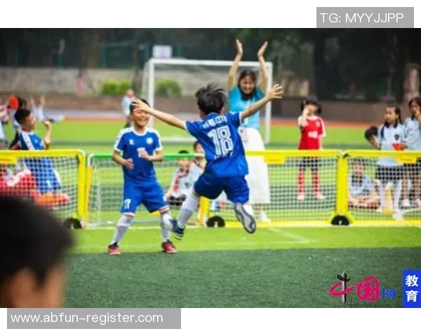 校园足球赛的激情与友谊在绿茵场上交织的精彩瞬间